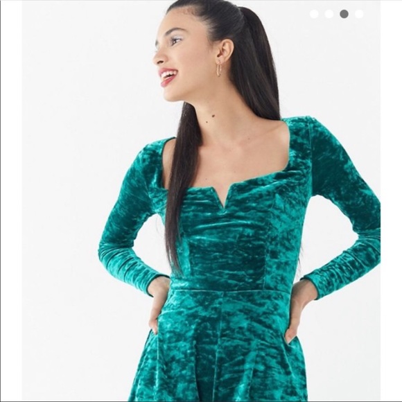 NWT urban outfitters sasha green velvet romper size small - Picture 2 of 5